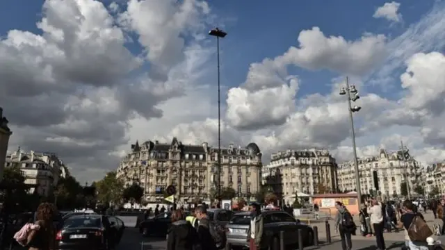 প্যারিসের 'গার্ড ডু নর্ড' রেলস্টেশনের বাইরে মাটি থেকে ৬৫ ফুট উপরের একটি পাটাতনে প্রায় এক সপ্তাহ অবস্থান করেছিলেন আব্রাহাম পোয়েশেভাল।