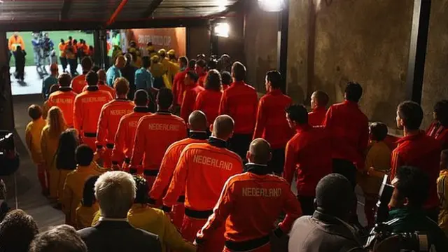 Spain and Netherlands players line up in the tunnel before the 2010 World Cup final