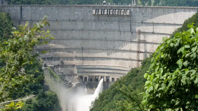 Большая часть электроэнергии в Грузии вырабатывается на гидроэлектростанциях. Это – крупнейшая на Кавказе Ингурская ГЭС