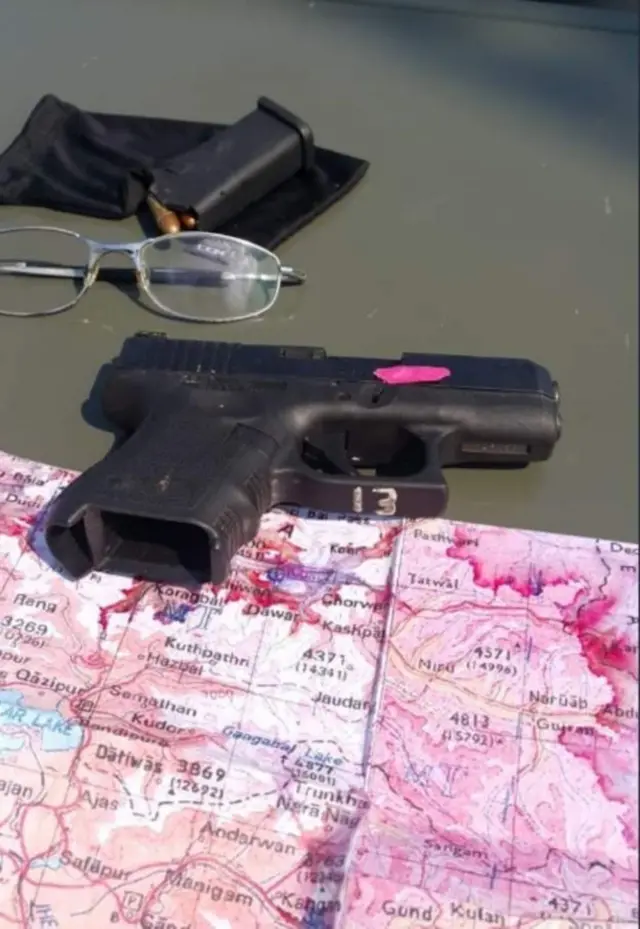 વિંગ કમાન્ડર અભિનંદન પાસેથી મળેલી ચીજોની તસવીર