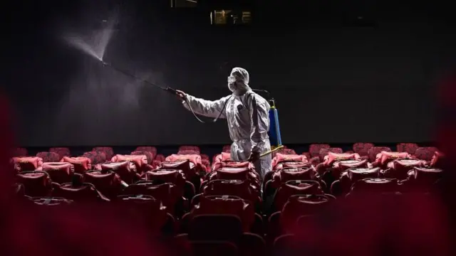 sinema yazarlarına yeni filmlerin gösterime giremediği ve festivalleri takip edemedikleri bu dönemde evlerinde hangi yapımları izlediklerini sorduk.