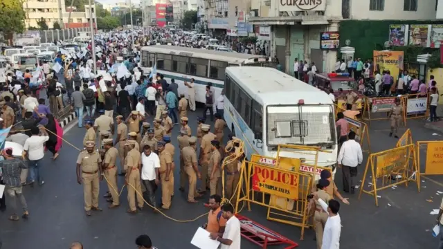 பூட்டு போடும் போராட்டம் முதல் சிக்ஸர் வரை! - நேற்றைய சேப்பாக்கம் காட்சிகள்