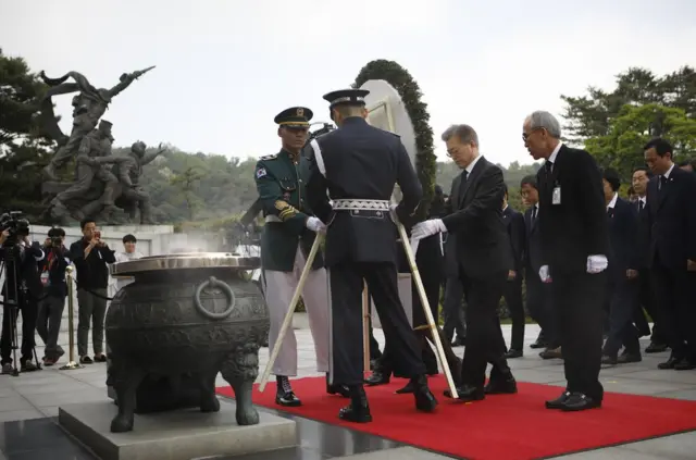 文在寅周三上午访问了国立显忠院。