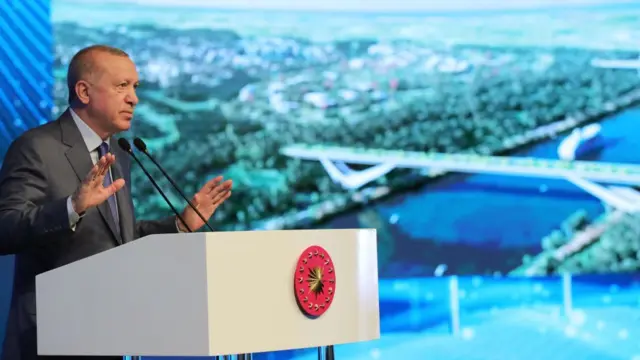 পরিকল্পিত ইস্তুম্বুল খালের ওপর প্রথম সেতুর ভিত্তিপ্রস্তর স্থাপন অনুষ্ঠানে প্রেসেডন্ট এরদোয়ান।