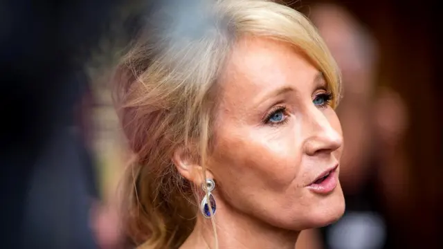 По оценкам Forbes, Дж. К. Роулинг пожертвовала на благотворительность 160 млн долларов США (10,4 млрд рублей)