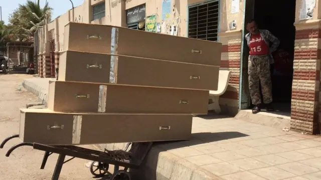 కరాచీలోని మార్చురీ బయట మృతదేహాల కోసం పెట్టెలు