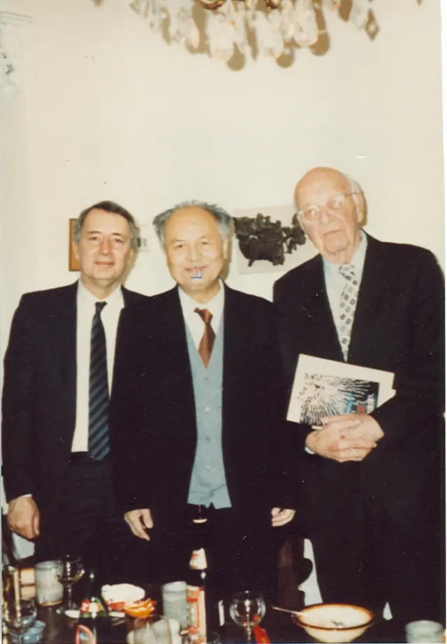 1989年,李锐在麦克法夸尔家中与费正清合影
