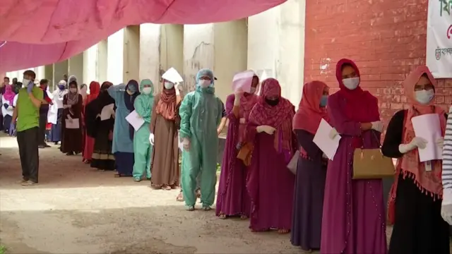 মানুষের সারি