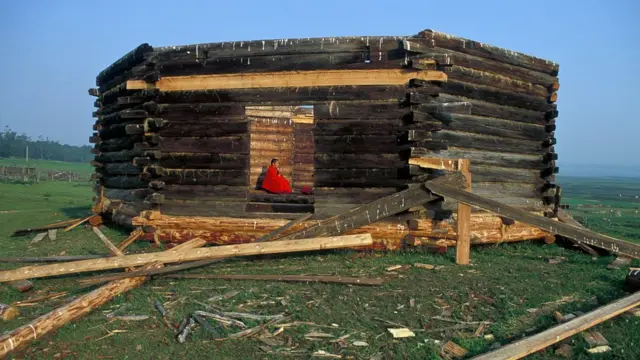 Лама Шерап молится в востановленном дацане в Иркутском раионе в 1993 году. Храм впервые построил Агван Доржиев в 1920-х