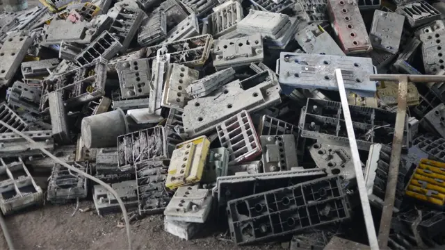 బీహార్లో చేతులతో వేరు చేస్తున్న బ్యాటరీలు