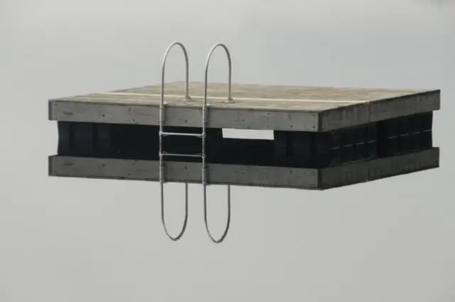 Una plataforma reflejado en el agua.