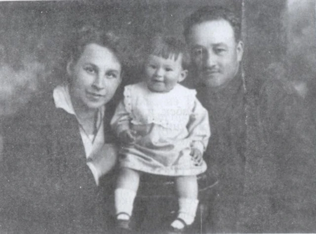 Абдуваҳҳоб Муродий рафиқаси Марта ва қизи Потье (Марям) билан