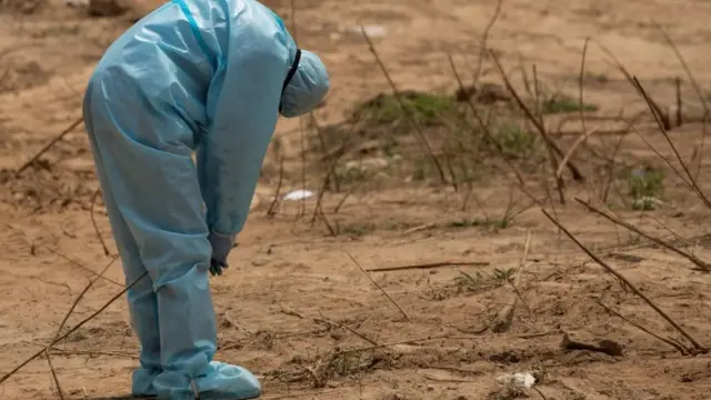 На гробљу у Индији здравствени радник тугује пре сахране