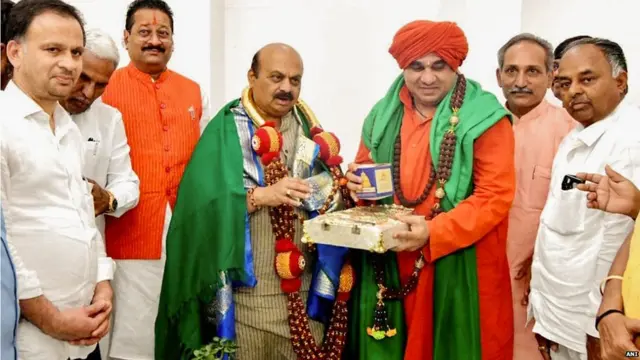 पंचमसाली लिंगायतों के गुरु बासवजया मृत्युंजय स्वामीजी के साथ मुख्यमंत्री बसवराज बोम्मई.