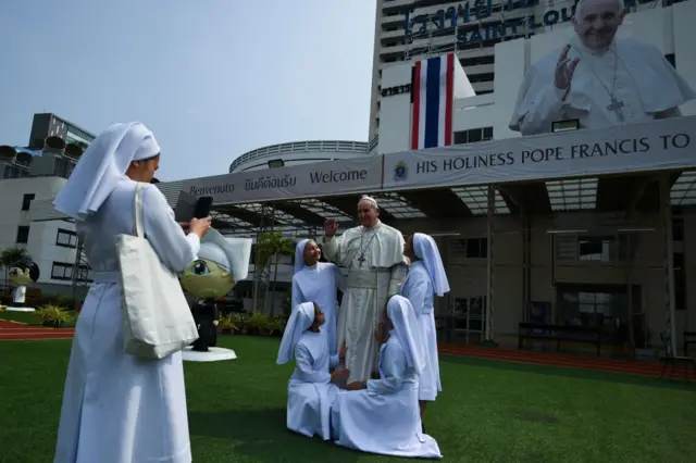 รูปปั้นโป๊บ รพ เซ็นต์หลุยส์