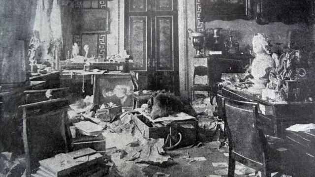 Разгромленный кабинет Николая II в Зимнем дворце