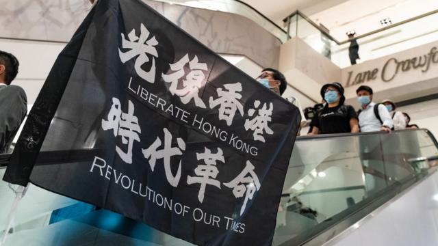 香港至今仍然有抗议活动，但暴力程度与规模都比去年的示威浪潮小。