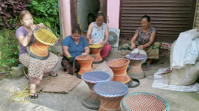 मुढा बनाउँदै महिला