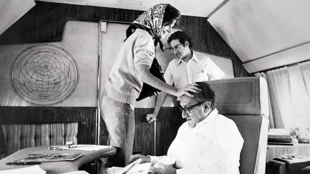 第4次中東戦争の調停のため、中東を訪問する飛行機の中のキッシンジャー氏