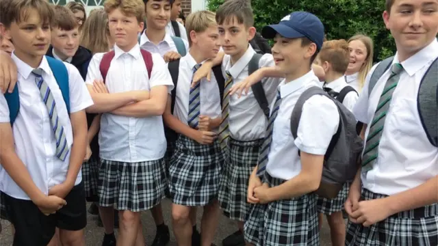 穿裙子的男孩