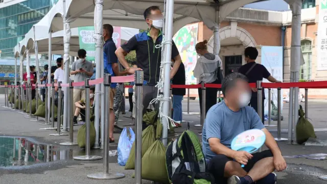 국내 코로나19 확산세가 지속되면서 31일째 네 자릿수를 유지했다