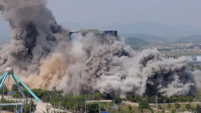 남북 공동연락사무소 파괴 이후 연기에 휩싸인 개성 일대