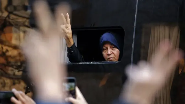 فائزه هاشمی در مراسم خاکسپاری پدرش