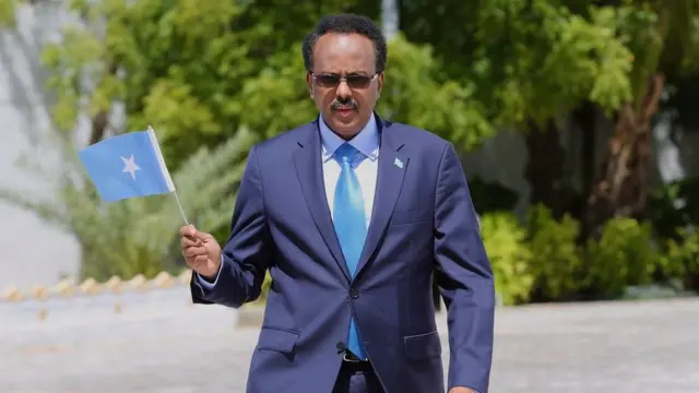 Farmaajo oo calan gacanta ku haysta