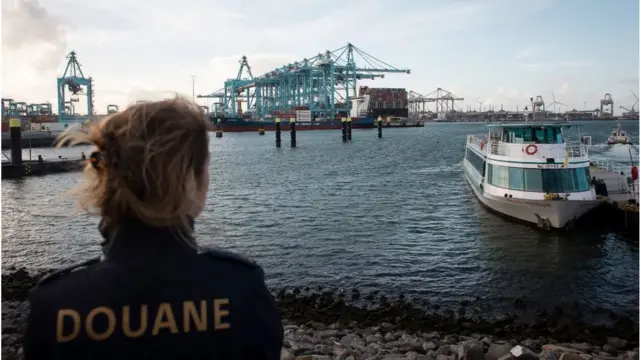 Despachante aduaneiro no porto da Antuérpia