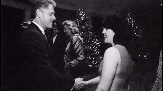 व्हाइट हाउस में क्रिसमस पार्टी के दौरान बिल क्लिंटन और मोनिका लेविंस्की