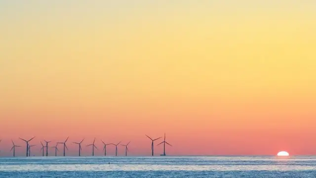 Paisaje del atardecer con molinos de viento