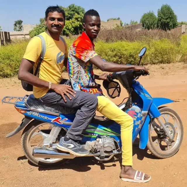 ఓ ఆఫ్రికన్ యువకుడితో ఉమా ప్రసాద్