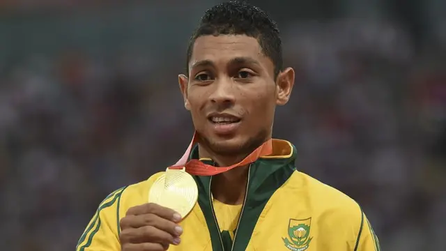 Wayde van Niekerk con la medalla de oro que logró en los 400 metros en Río 2016.