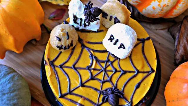 Торт, украшенный могильными камняи и пауками