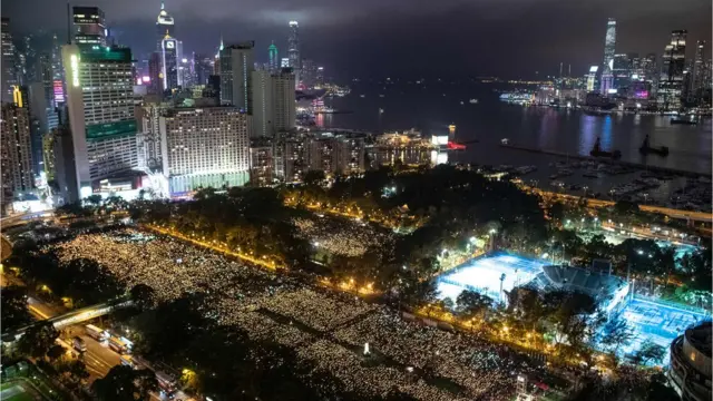 参加今年“六四”晚会的人士坐满了维多利亚公园六个硬地足球场和旁边的草坪。