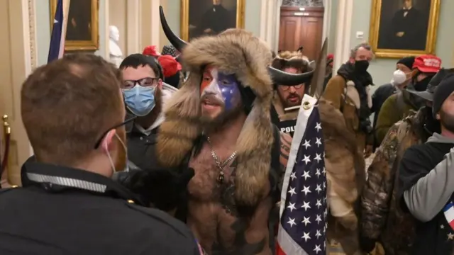 ক্যাপিটল ভবনের ভেতরে বিক্ষোভকারীরা।