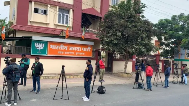 बीजेपी के दफ्तर के बाहर का नज़ारा