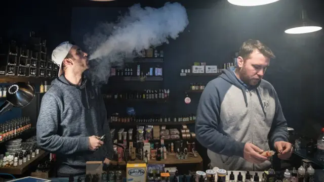 Вейперы в вейп-шопе