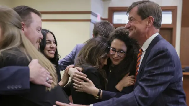 Los abogados de Johnny Depp celebran en la corte luego del veredicto. Camille Vasquez, del equipo legal del artista, se convirtió en una sensación de internet durante el juicio.