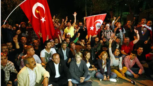 ترکی میں گذشتہ برس جولائی میں ہونے والی ناکام فوجی بغاوت کے بعد سے اب تک 40,000 افراد کو گرفتار جب کہ 1,20,000 کو برطرف یا معطل کیا جا چکا ہے۔