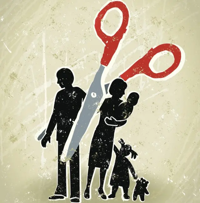 Familia siendo separada por una tijera