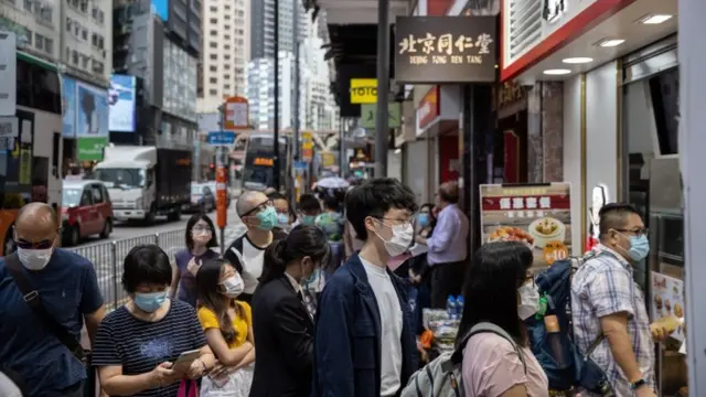 صف غذای بیرون‌بر در مقابلی رستورانی در هنگ‌کنگ، غذا خوردن داخل رستوران ممنوع است