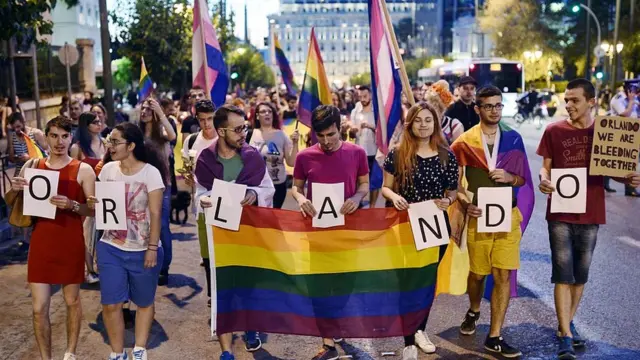 Protesta contra ataque a club gay en Orlando