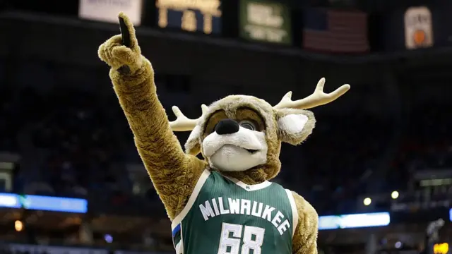 دمية ميلووكي باكس تحيي الجماهير في منتدى فايسرف