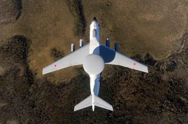 Самолет А-50 в воздухе, вид сверху