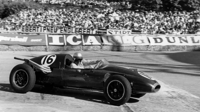 جک برابام استرالیایی سال ۱۹۵۹ در ماشین کوپر خود در پیست مونتزا ایتالیا