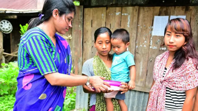 நாப்கின்கள் விநியோகம்