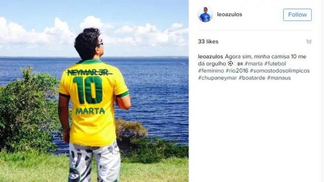 Impresión de pantalla de una foto de Instagram donde un joven viste una camiseta con el 10 de Neymar tachado y el nombre de Marta escrito, con el texto: "Ahora sí, mi camiseta número 10 me da orgullo".