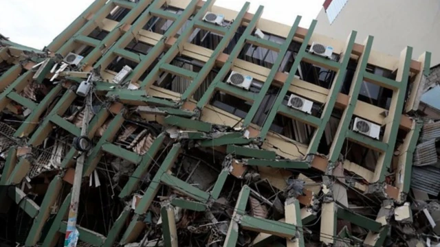 صورة لآثار زلزال.