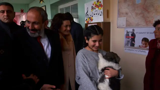 Paşinyan geçen hafta oy kullanmaya ailesi ile beraber geldi